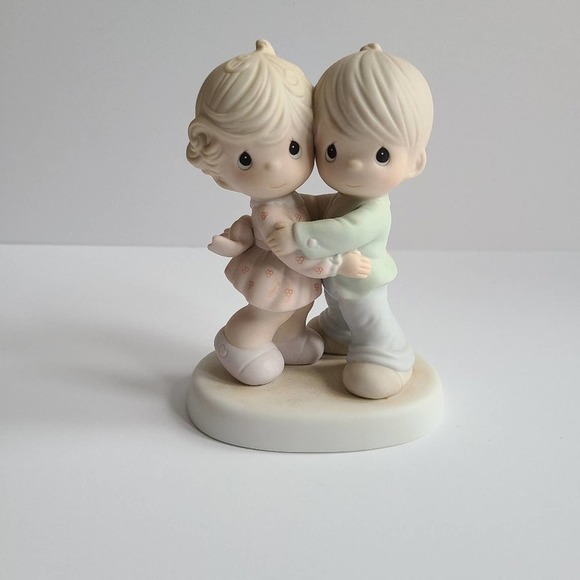Precious Moments Figurine - Hug One Another - Picture 1 of 6